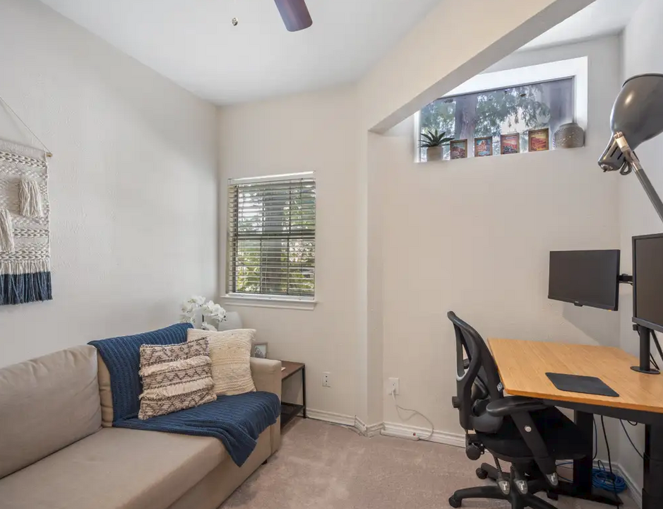 329 E Colorado Blvd in Dallas, TX - Building Photo
