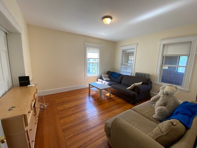 43 Teele Ave, Unit 2 in Somerville, MA - Foto de edificio - Building Photo