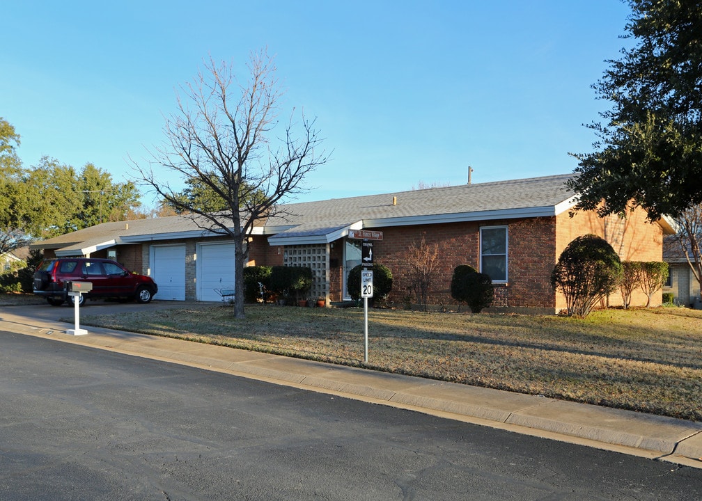 St. Francis Village in Crowley, TX - Foto de edificio
