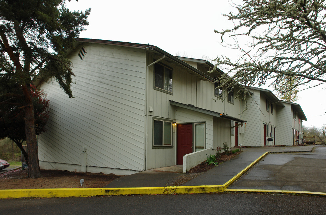 Riverbend Apartments in Albany, OR - Building Photo