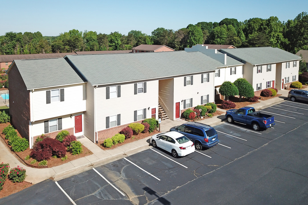 Southgate Gardens in Thomasville, NC - Foto de edificio