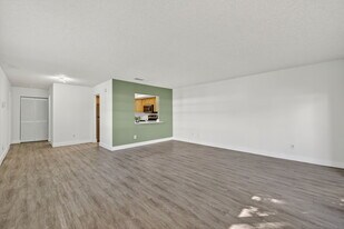 2513 S 17th St, Unit 206 in Fort Pierce, FL - Building Photo