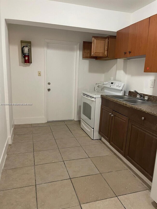 715 NW 15th Terrace-Unit -1 in Fort Lauderdale, FL - Building Photo - Building Photo