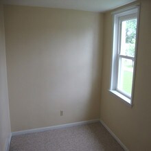 415 Oak Dr, Unit Fl. 1 in Mercer, PA - Building Photo - Building Photo