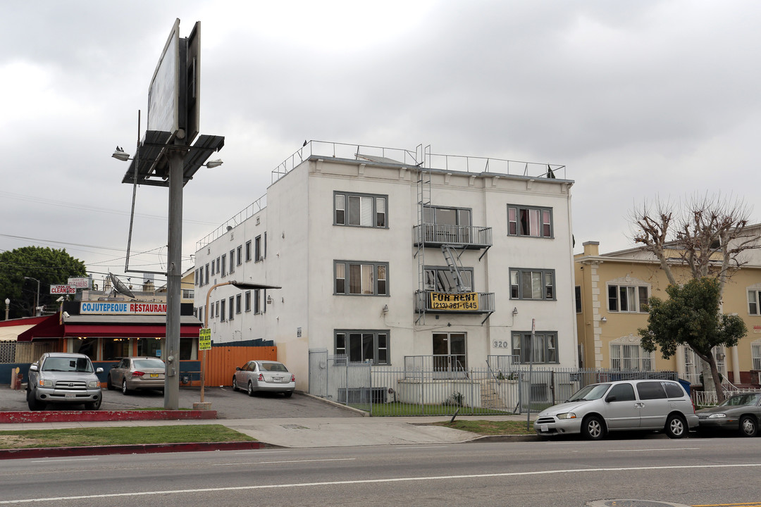 320 S Rampart Blvd in Los Angeles, CA - Building Photo