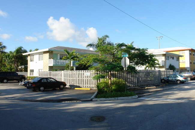 745 NE 15th Ave in Fort Lauderdale, FL - Foto de edificio - Building Photo