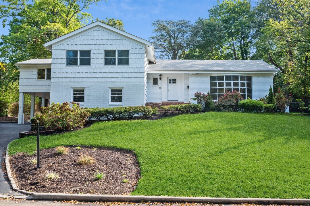 17 Vista Dr in Great Neck, NY - Building Photo