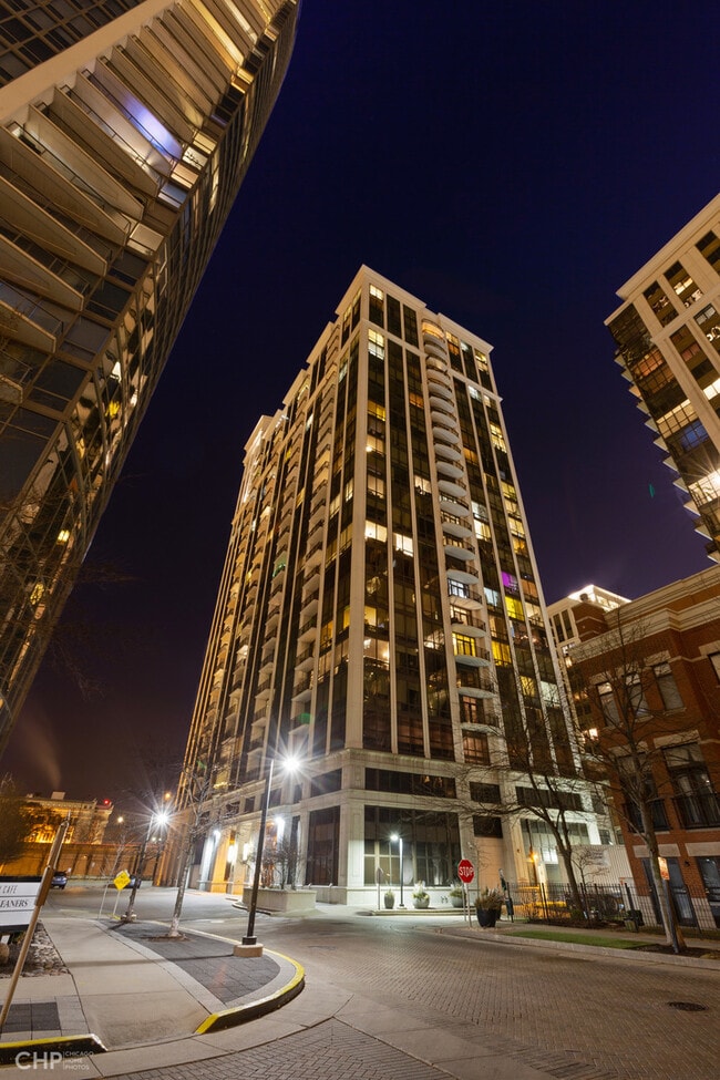 233 E 13th St, Unit 1409 in Chicago, IL - Foto de edificio - Building Photo