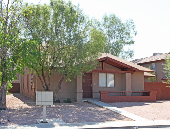 2745 N Salem Dr in Mesa, AZ - Foto de edificio - Building Photo