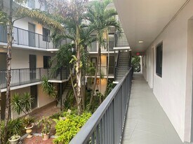 3242 Mary St in Miami, FL - Building Photo