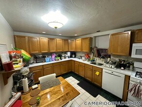 2036 Massachusetts Ave, Unit 4 in Cambridge, MA - Foto de edificio - Building Photo