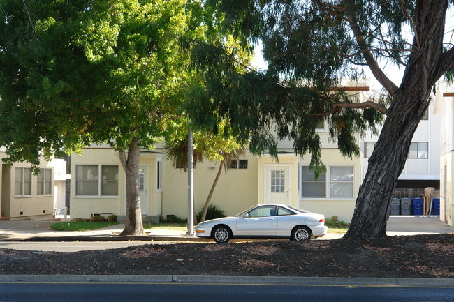 El Camino Apartments in Millbrae, CA - Foto de edificio - Building Photo