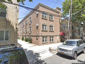 5925 Grove St in Ridgewood, NY - Building Photo - Building Photo