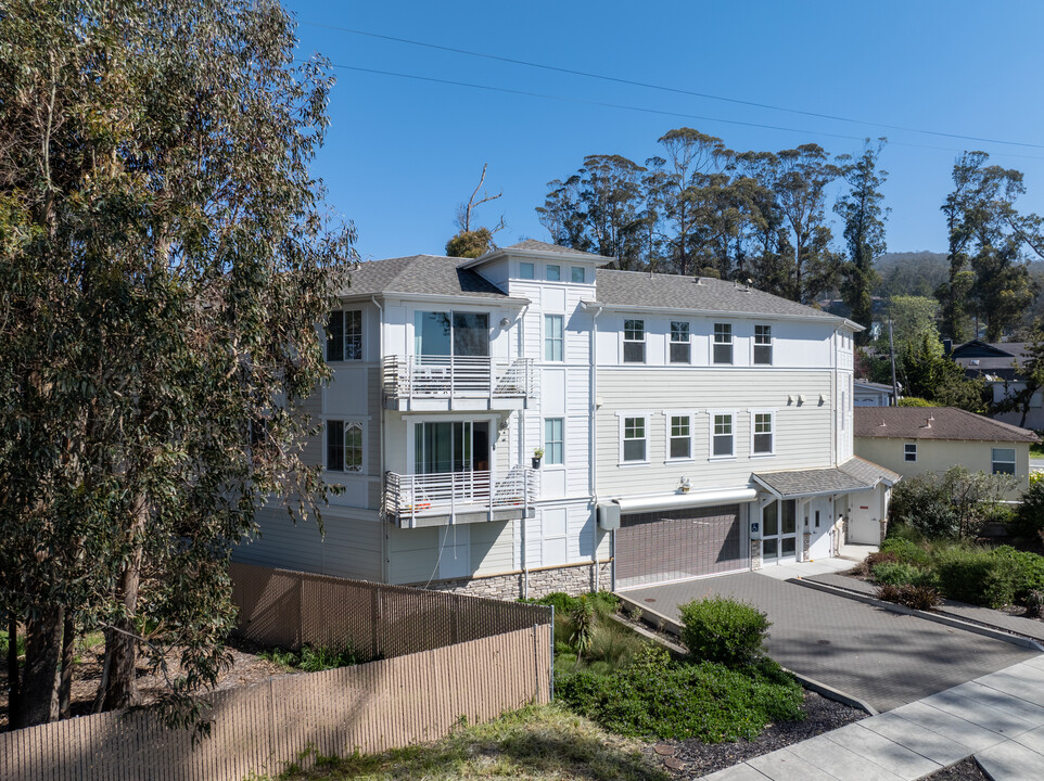 195 Avenue Cabrillo in El Granada, CA - Building Photo