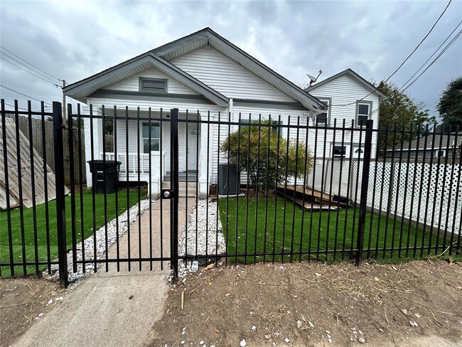 property at 2405 Alabama St