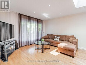 7 Point O'Woods Dr in Vaughan, ON - Building Photo - Building Photo