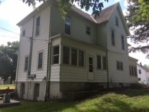 29 2nd St NE in Madelia, MN - Foto de edificio - Building Photo