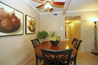 Courts Of Williamsburg in Lisle, IL - Building Photo - Interior Photo