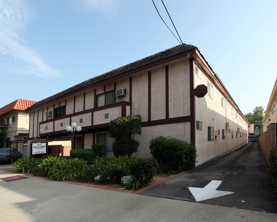 Halstead Manor in Northridge, CA - Building Photo