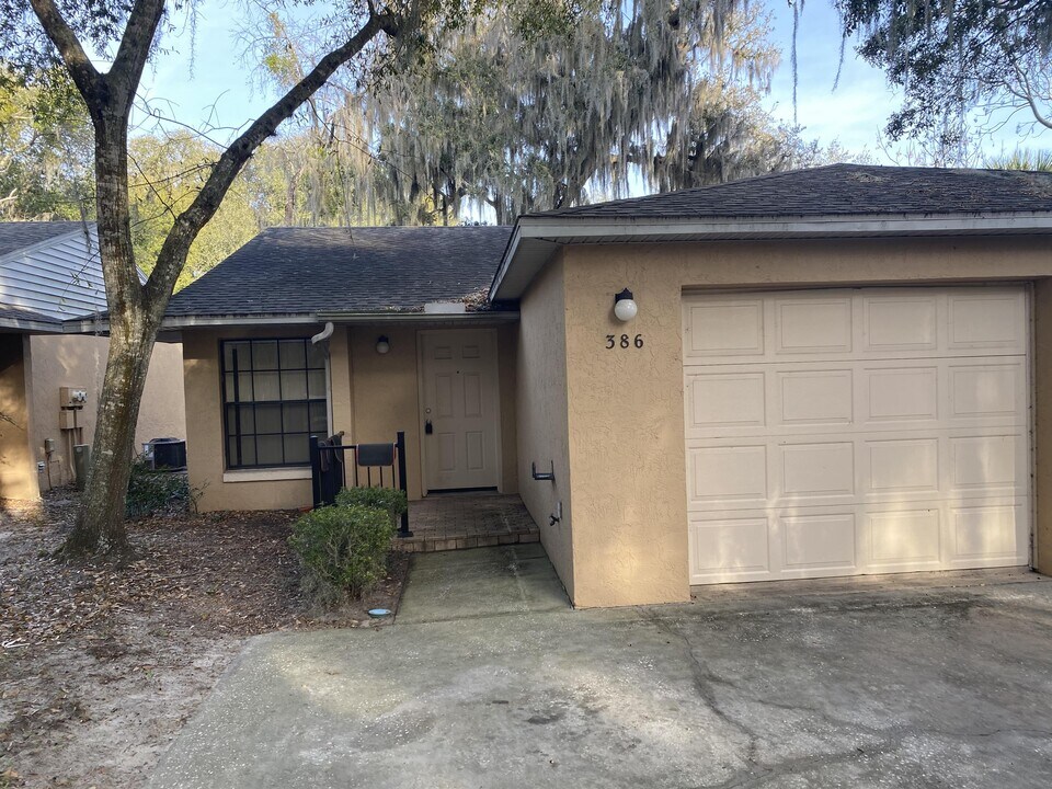 386 Acorn Ln in Leesburg, FL - Building Photo