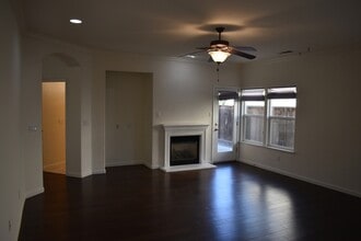 805 Vía Rosa in Los Banos, CA - Building Photo - Building Photo