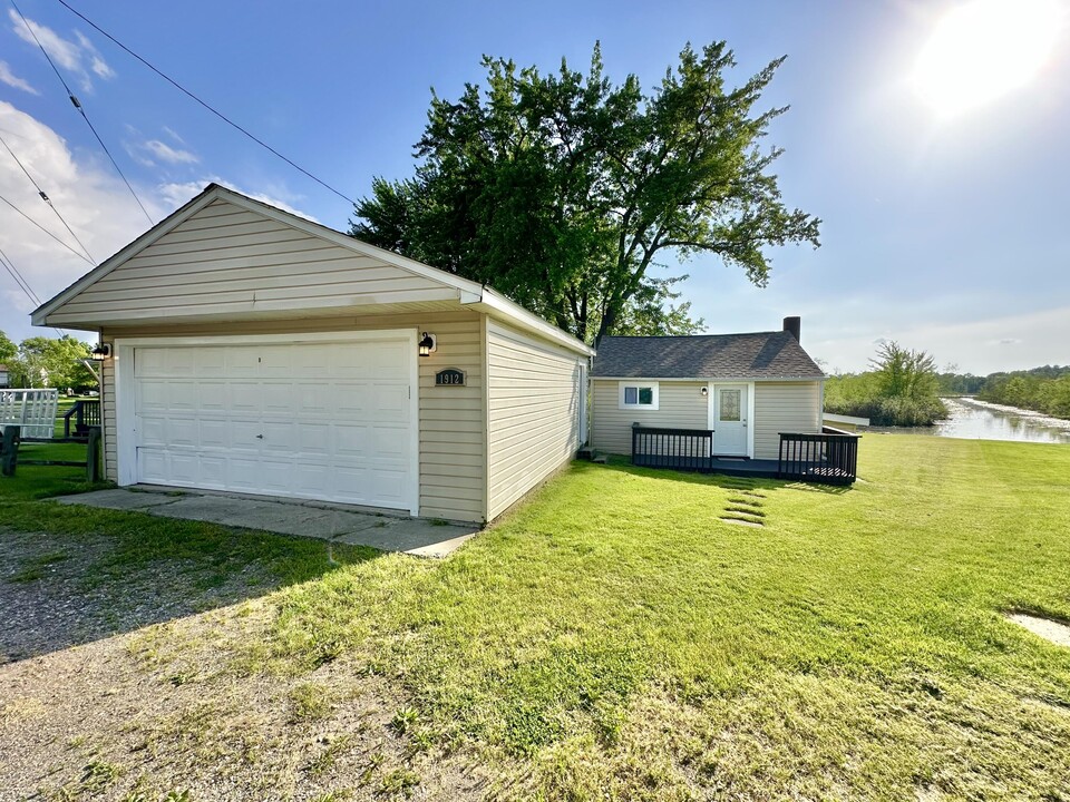 1912 Clubview Dr in Highland, MI - Building Photo