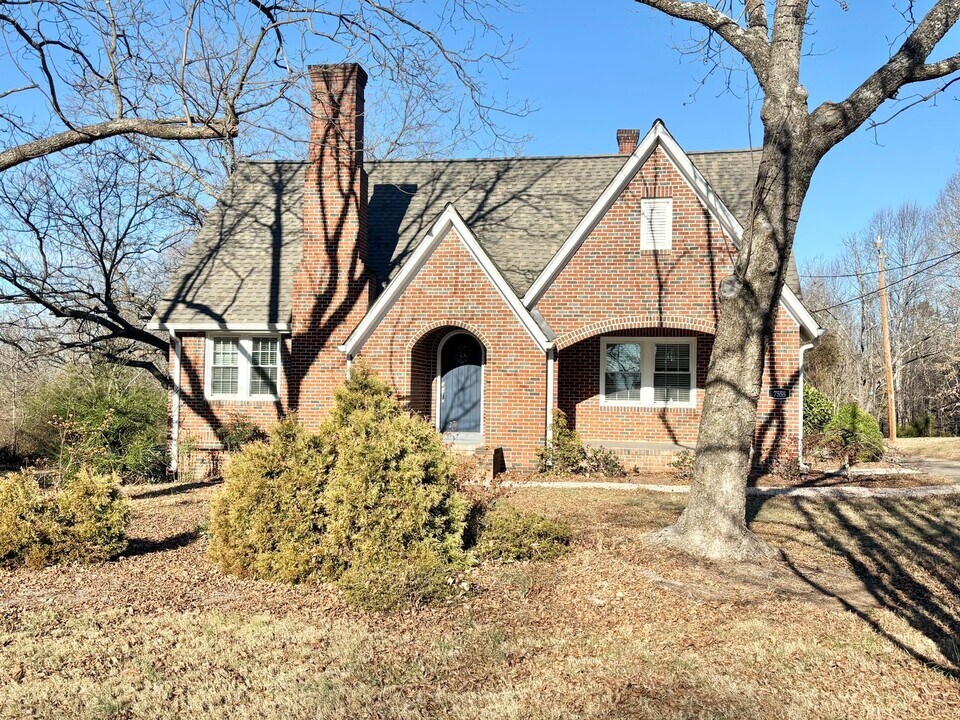 7555 US-158 in Reidsville, NC - Building Photo