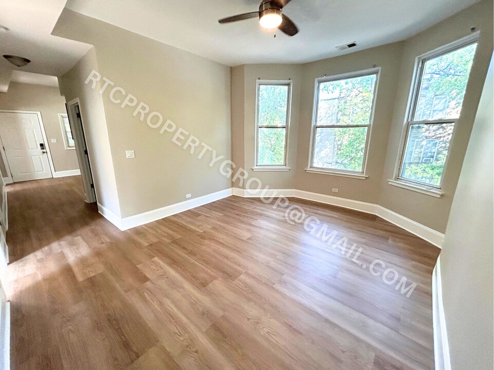 1854 N Kedvale Ave, Unit 2r in Chicago, IL - Foto de edificio