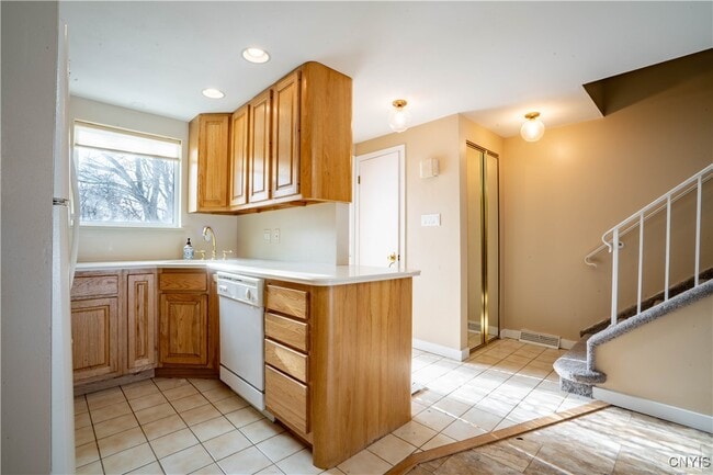 67 Chestnut Rd in New Hartford, NY - Building Photo - Building Photo