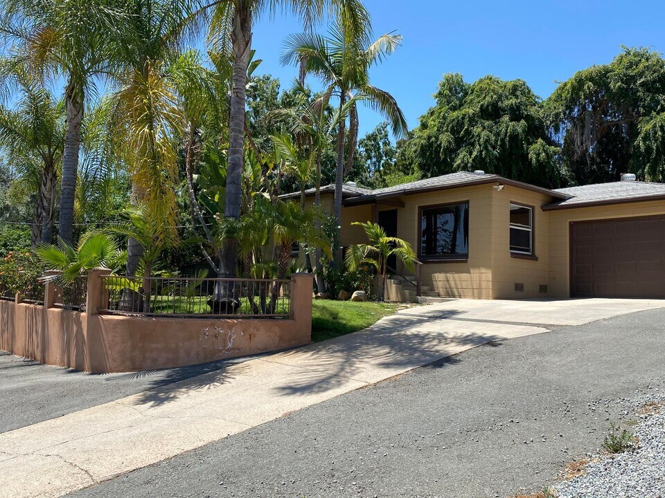 3304 Calavo Dr in Spring Valley, CA - Foto de edificio