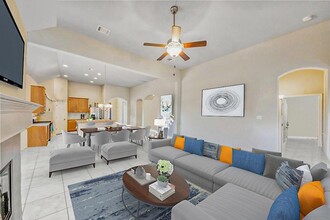 8200 Cannon Ct in Lago Vista, TX - Foto de edificio - Building Photo