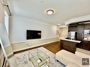 Gorgeous gut renovated 2 bed/2 bath spacious coop for rent. in Queens, NY - Foto de edificio - Building Photo