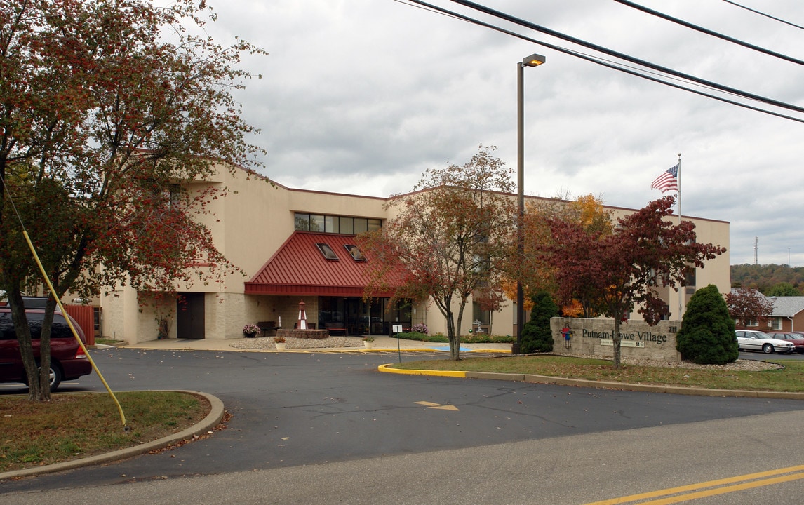 Putnam Howe Village in Belpre, OH - Foto de edificio