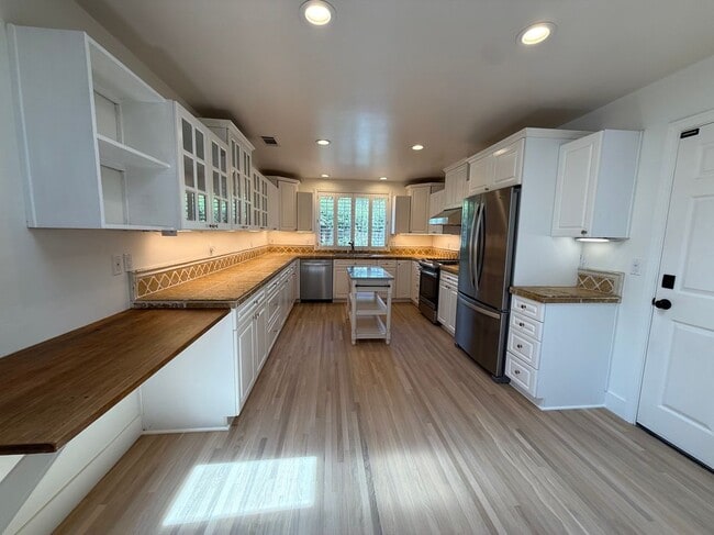 410 Samarkand Dr in Santa Barbara, CA - Building Photo - Building Photo