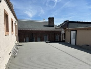 20-28 E Main St, Unit 1 in Freehold, NJ - Foto de edificio - Building Photo