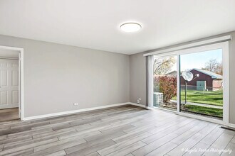 1303 Forestdale Ct in Schaumburg, IL - Foto de edificio - Building Photo