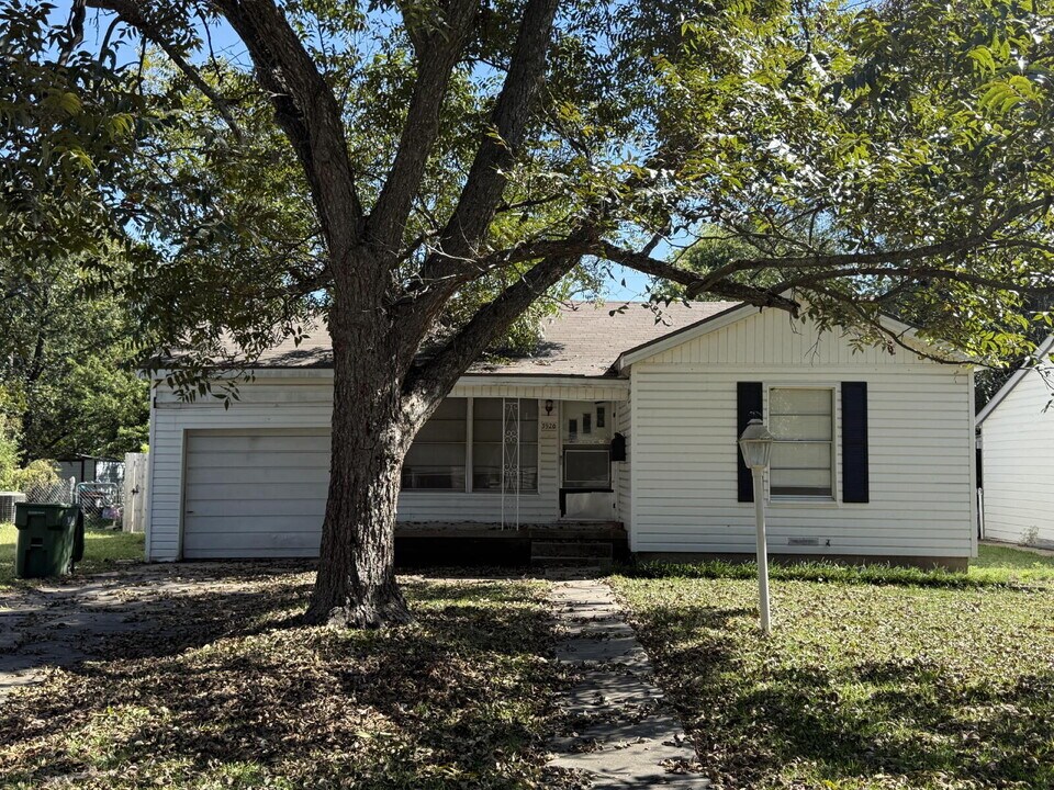 3920 Maple Ave in Waco, TX - Building Photo