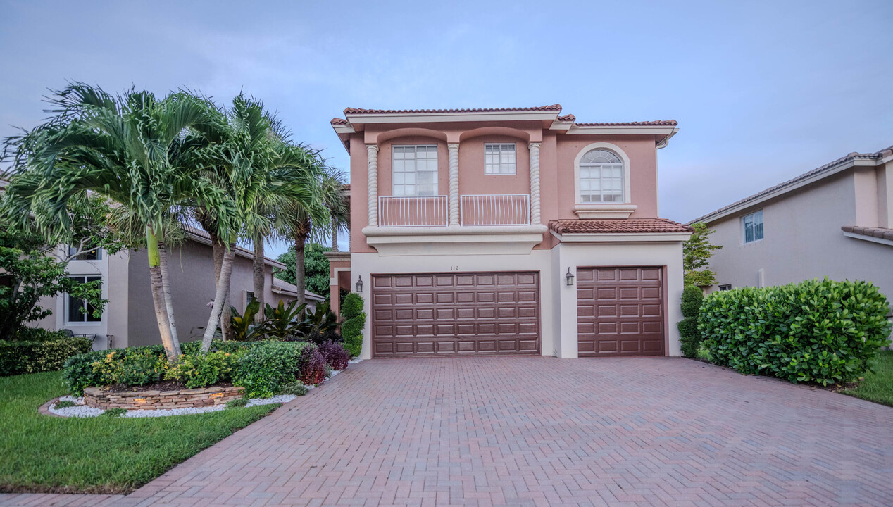 112 Sarona Cir in Royal Palm Beach, FL - Building Photo