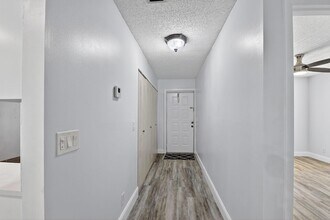 5985 Forest Hill Blvd, Unit 202 in West Palm Beach, FL - Building Photo - Building Photo