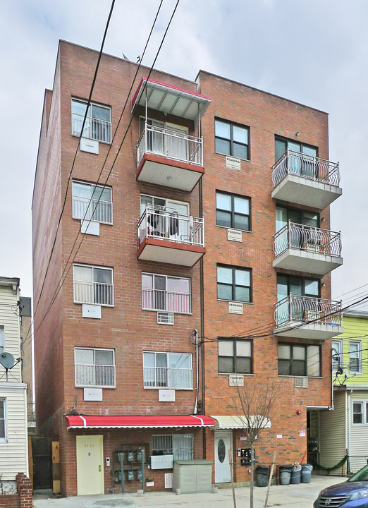 31-13 137th St in Flushing, NY - Building Photo