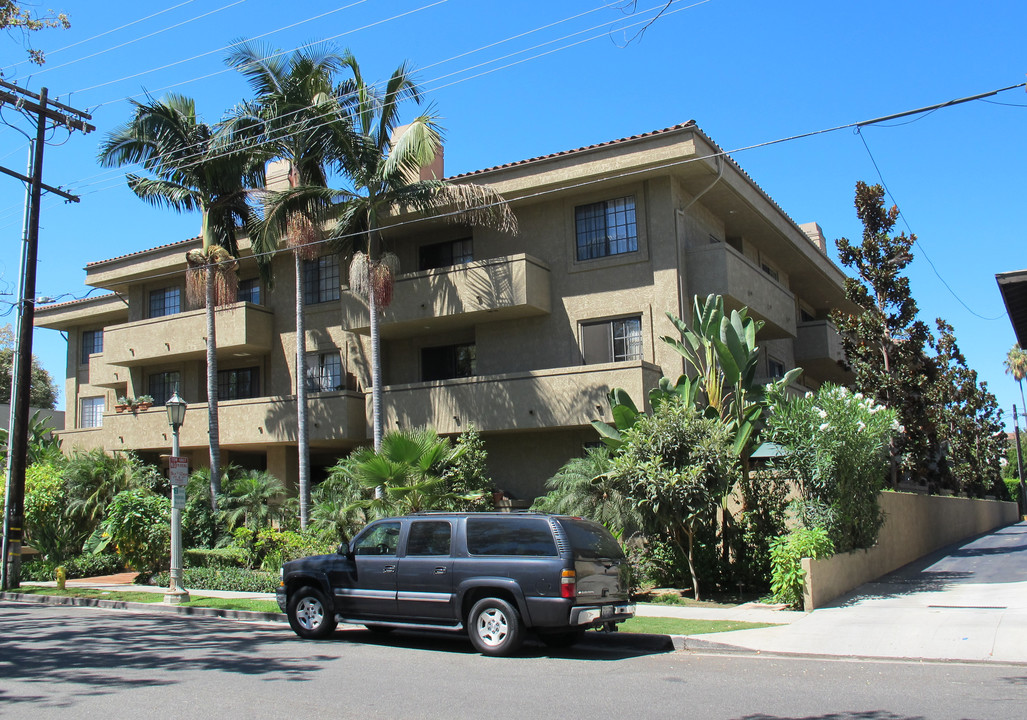 221 S Oak Knoll Ave in Pasadena, CA - Building Photo