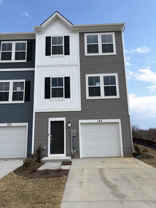 125 Kinkade Ct in Martinsburg, WV - Building Photo
