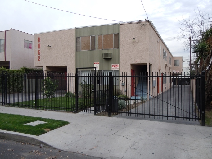 6852 Simpson Ave in North Hollywood, CA - Foto de edificio