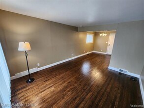 8741 W Nine Mile Rd in Oak Park, MI - Building Photo - Building Photo