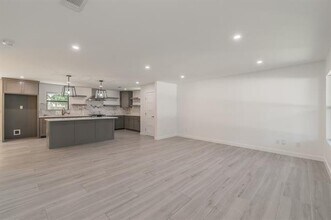 13516 Spring Grove Ave in Dallas, TX - Building Photo - Building Photo