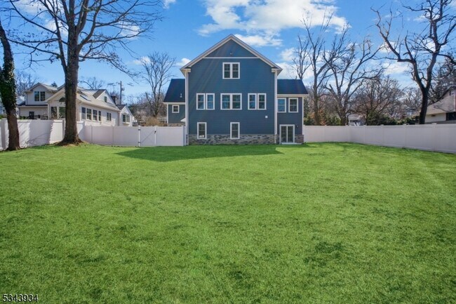 64 Meyersville Rd in Chatham Township, NJ - Foto de edificio - Building Photo
