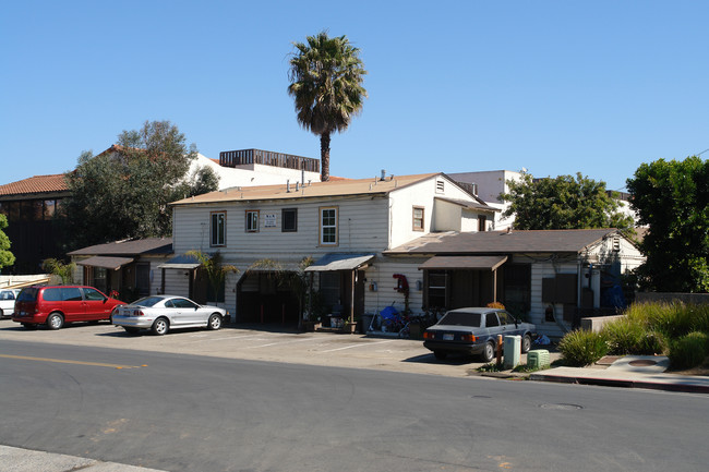 225 S Highway 101 in Solana Beach, CA - Foto de edificio - Building Photo