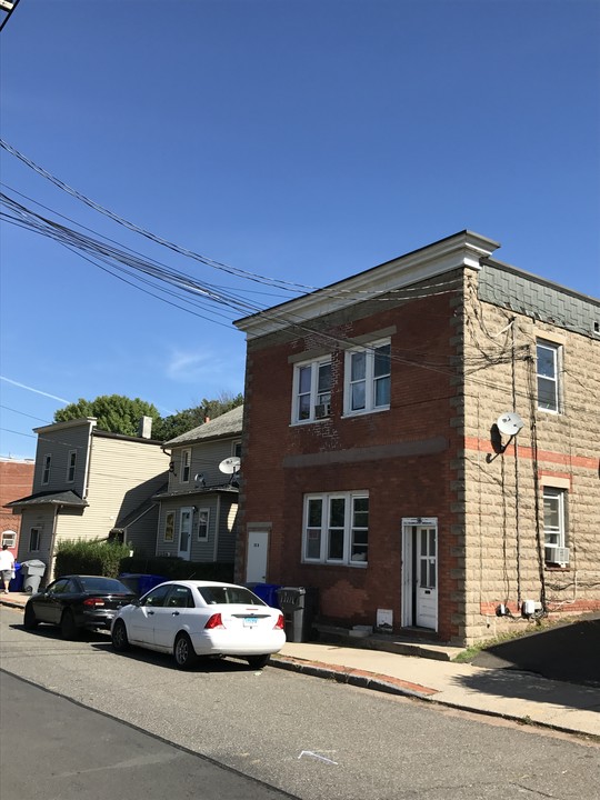 22 Pleasant St in Enfield, CT - Building Photo
