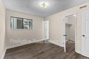 483 W Ocean View Ave in Norfolk, VA - Building Photo