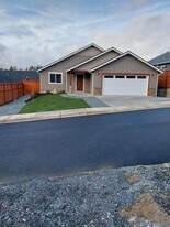 330 Hazel Way in Grants Pass, OR - Building Photo